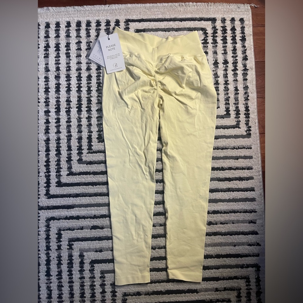 Bombshell Sportswear V seamless leggings in mellow yellow size L/XL NWT